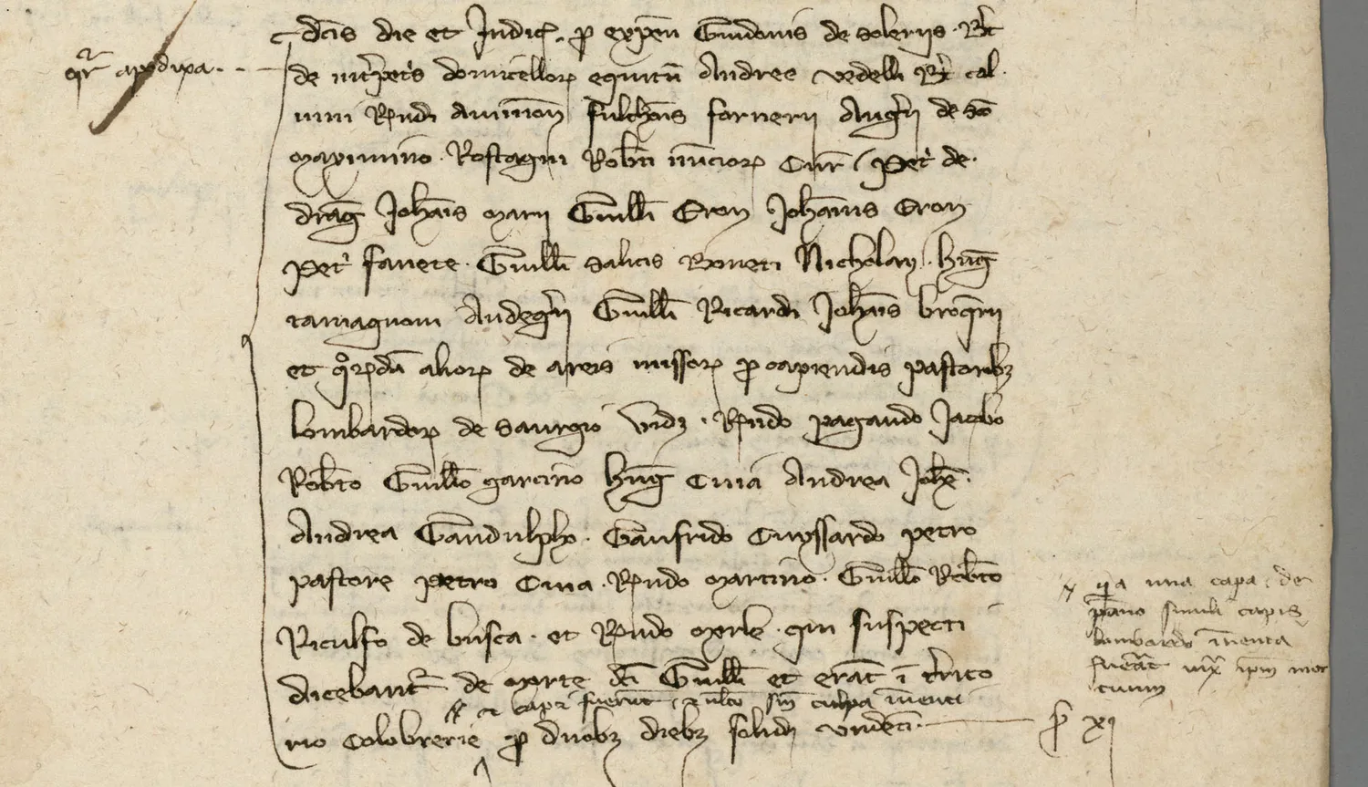 Un long article en cursive brune, une quinzaine de lignes de noms propres, encadré de ses deux marges : à gauche un renvoi, à droite une note de cinq lignes ajoutée d'une écriture plus petite.