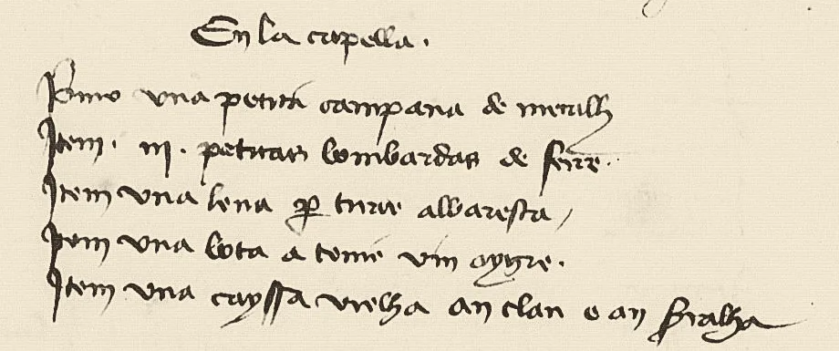 Rubrique « En la capella » : « Primo una petita campana de metalh. Item iij petitas bombardas de fere. Item una leva per tirar albaresta. Item una bota a tenir vin aygre. Item una cayssa vielha an clau o an sralha. »
